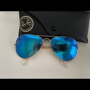 Blue mirrored Ray-Ban Aviators